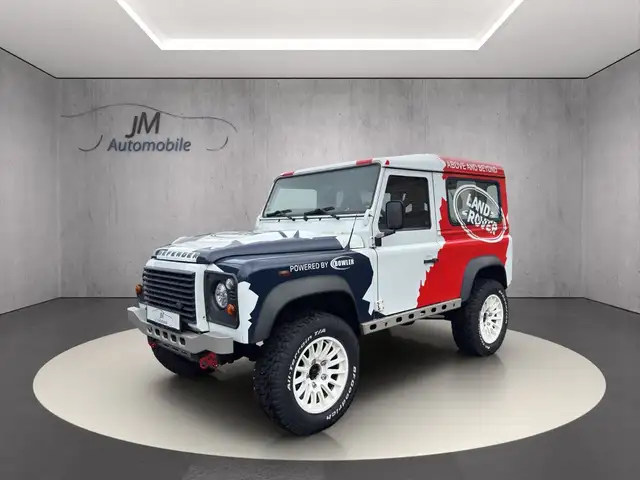 Land Rover Defender 90 view 3