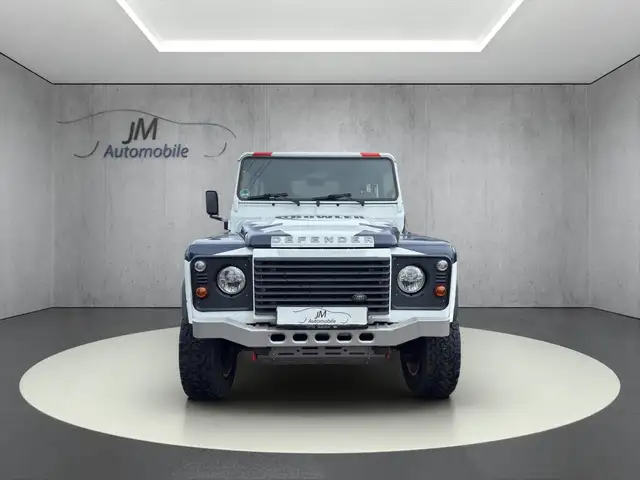 Land Rover Defender 90 view 2