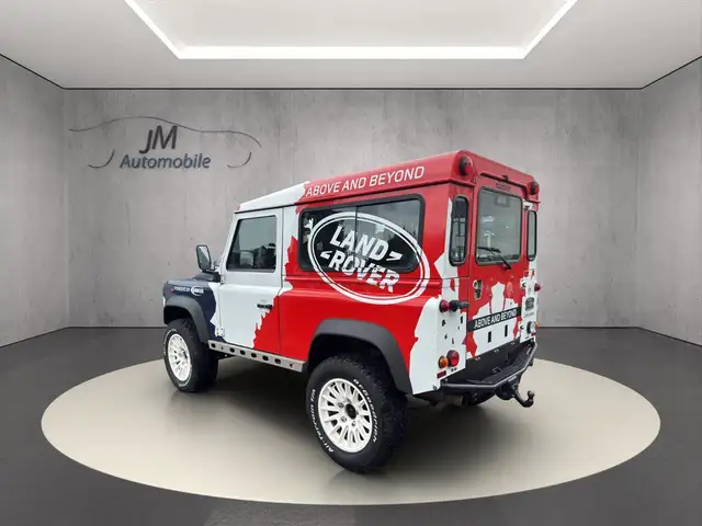 Land Rover Defender 90 view 5