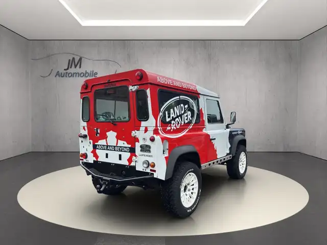 Land Rover Defender 90 view 7