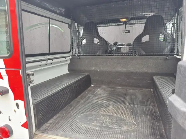Land Rover Defender 90 view 15