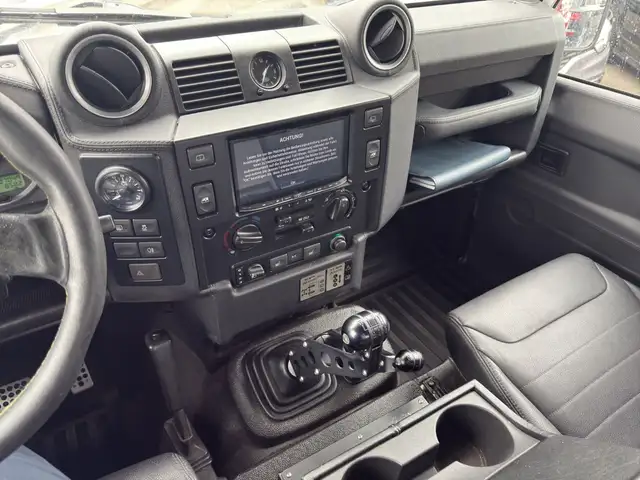 Land Rover Defender 90 view 12