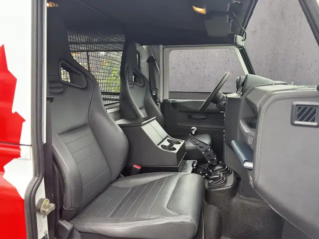 Land Rover Defender 90 view 14