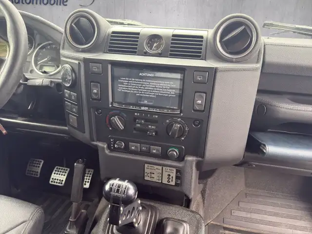 Land Rover Defender 90 view 13