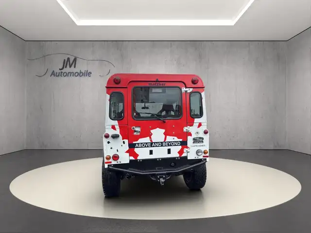 Land Rover Defender 90 view 6