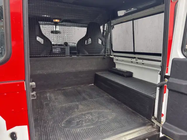 Land Rover Defender 90 view 11