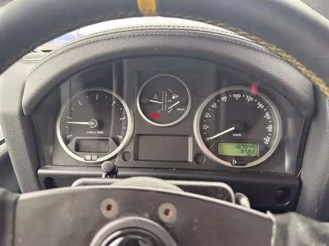 Land Rover Defender 90 view 10