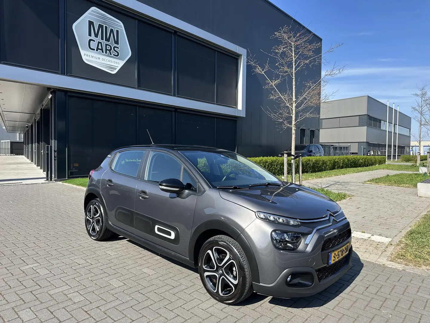 Citroen C3 1.2 PureTech Saint James Navi, Carplay, Cruise, LE Grijs - 1