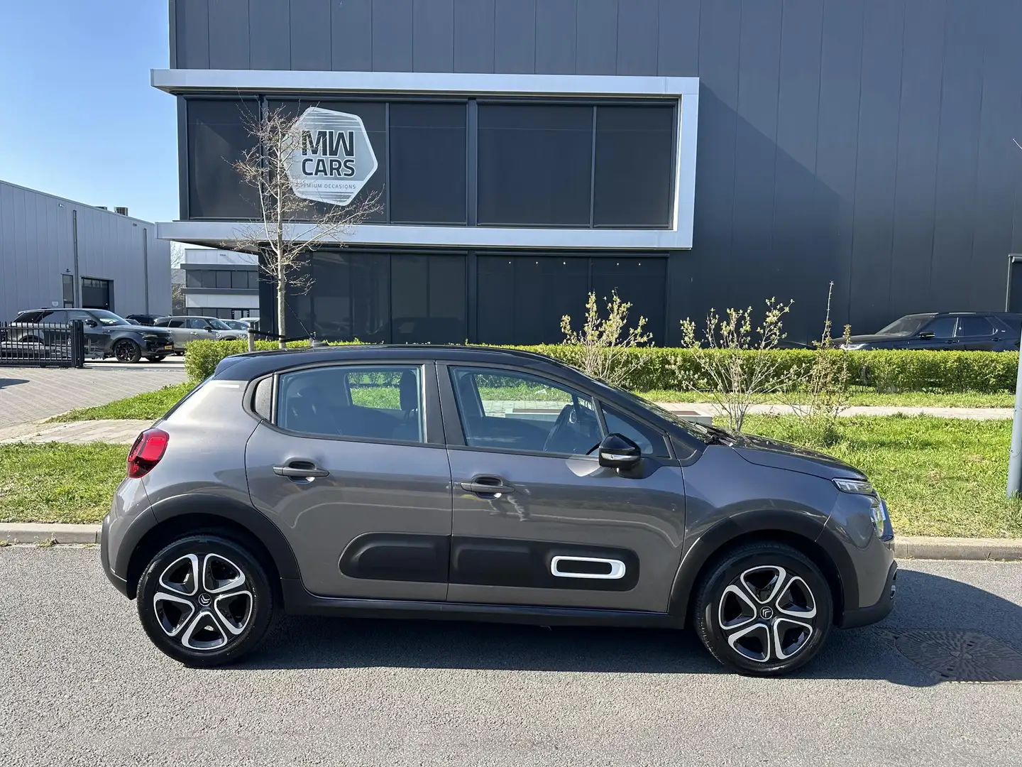 Citroen C3 1.2 PureTech Saint James Navi, Carplay, Cruise, LE Grijs - 2