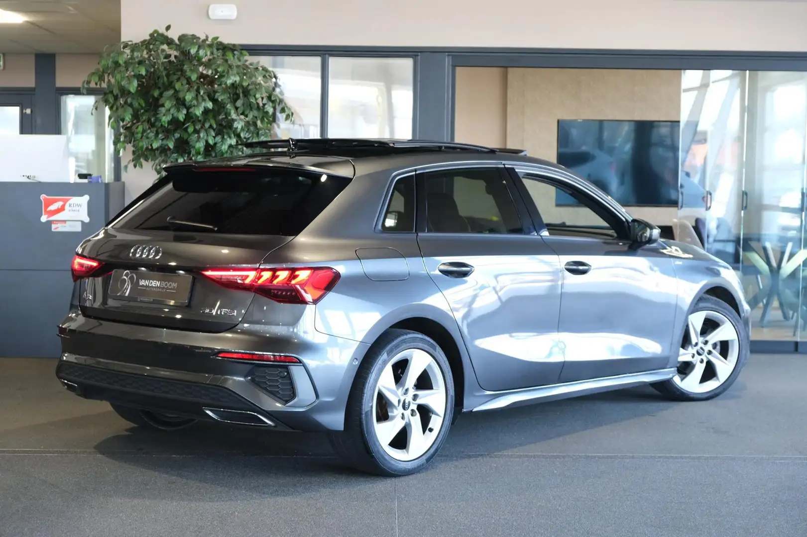 Audi A3 Sportback 30 TFSI S-Line S-tronic Pano Navi Led Ca Grijs - 2