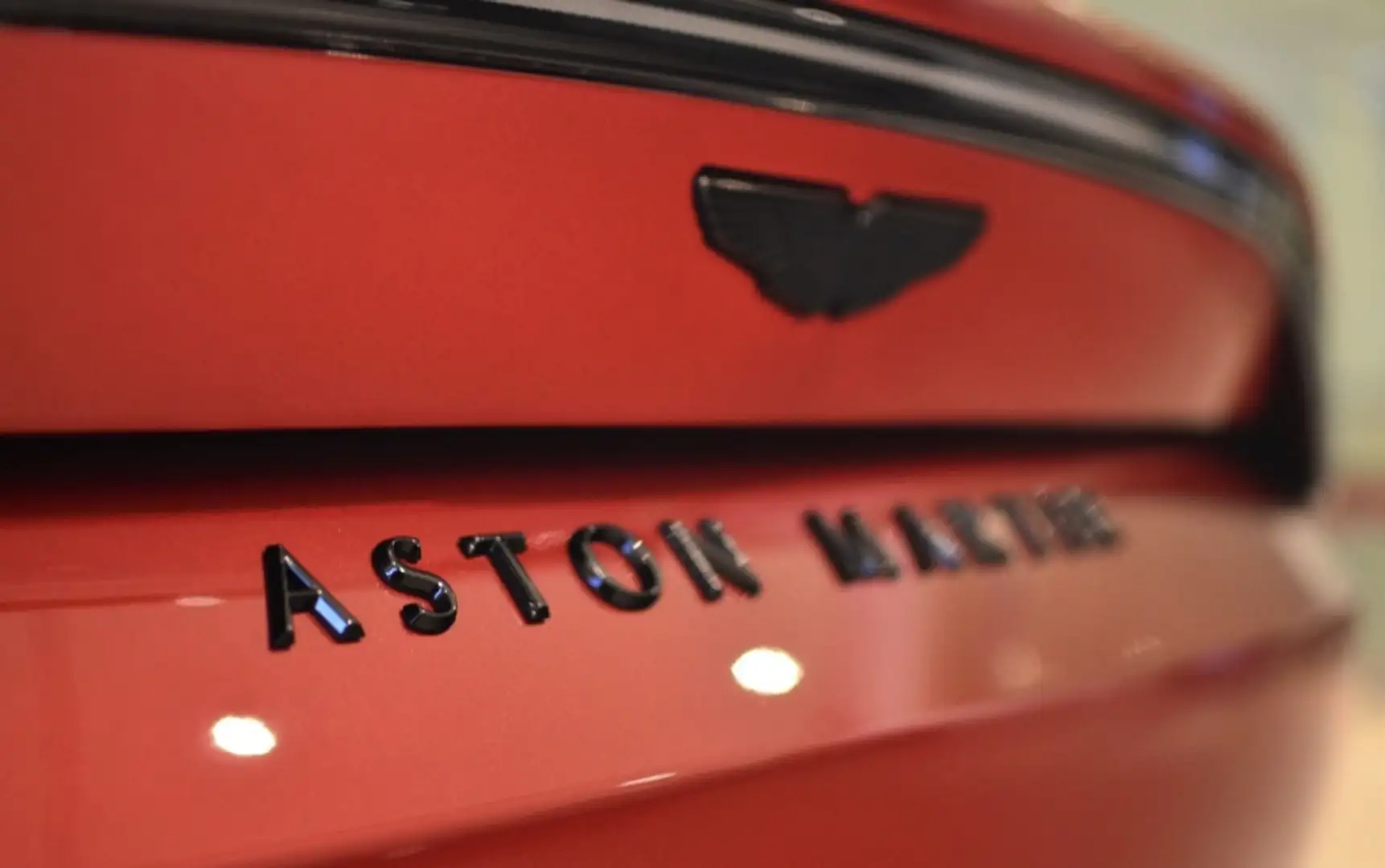 Aston Martin Vantage Rood - 1