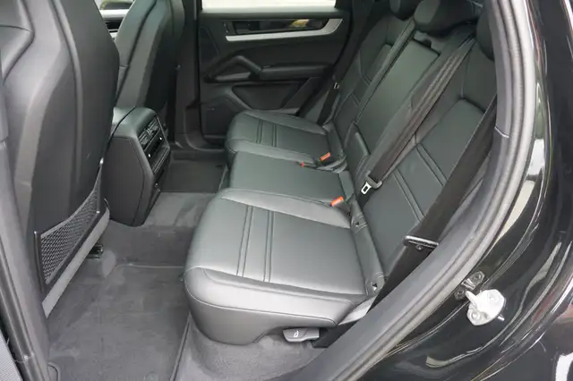 Porsche Cayenne view 11