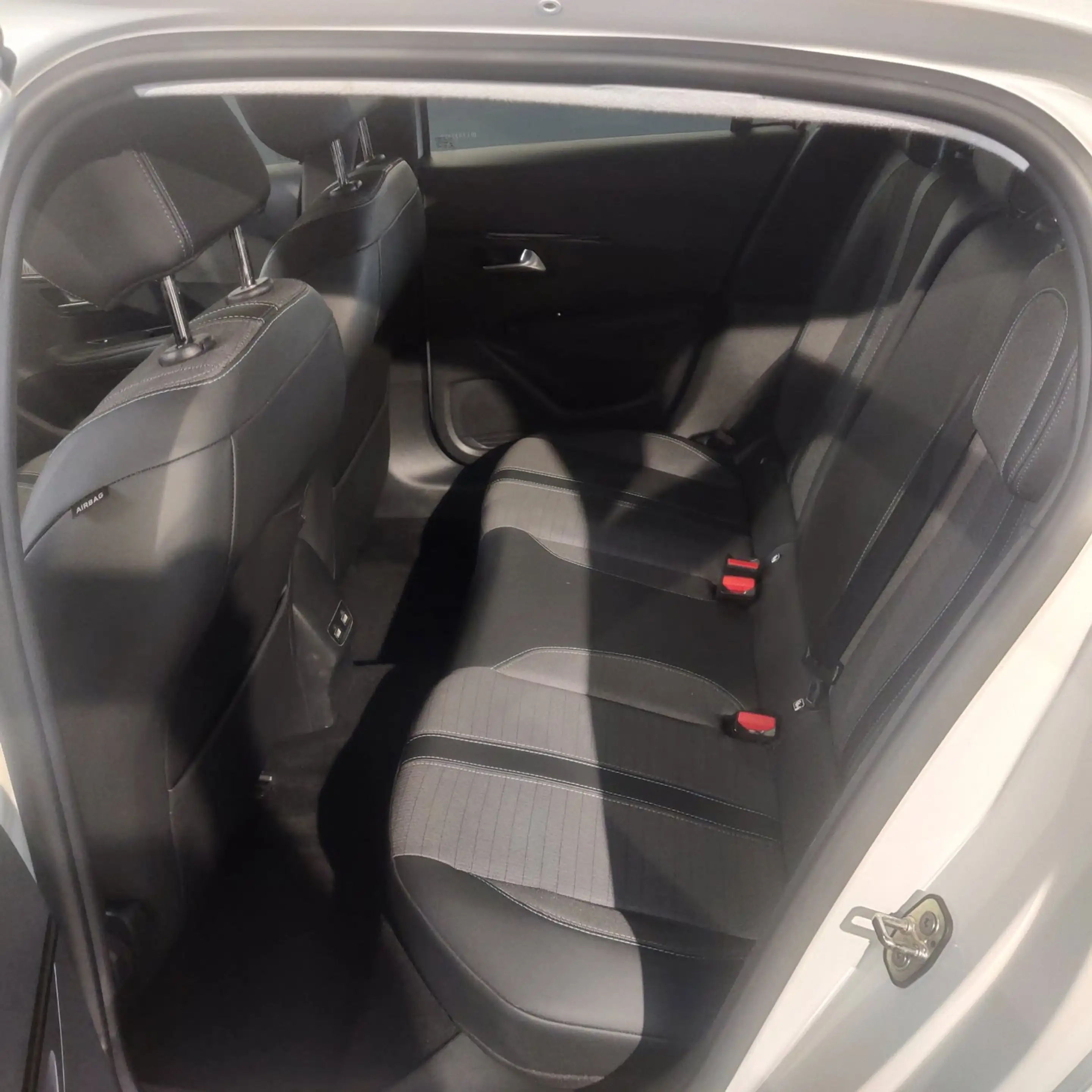 Peugeot e-208 EV Allure 50 kWh — photo 6