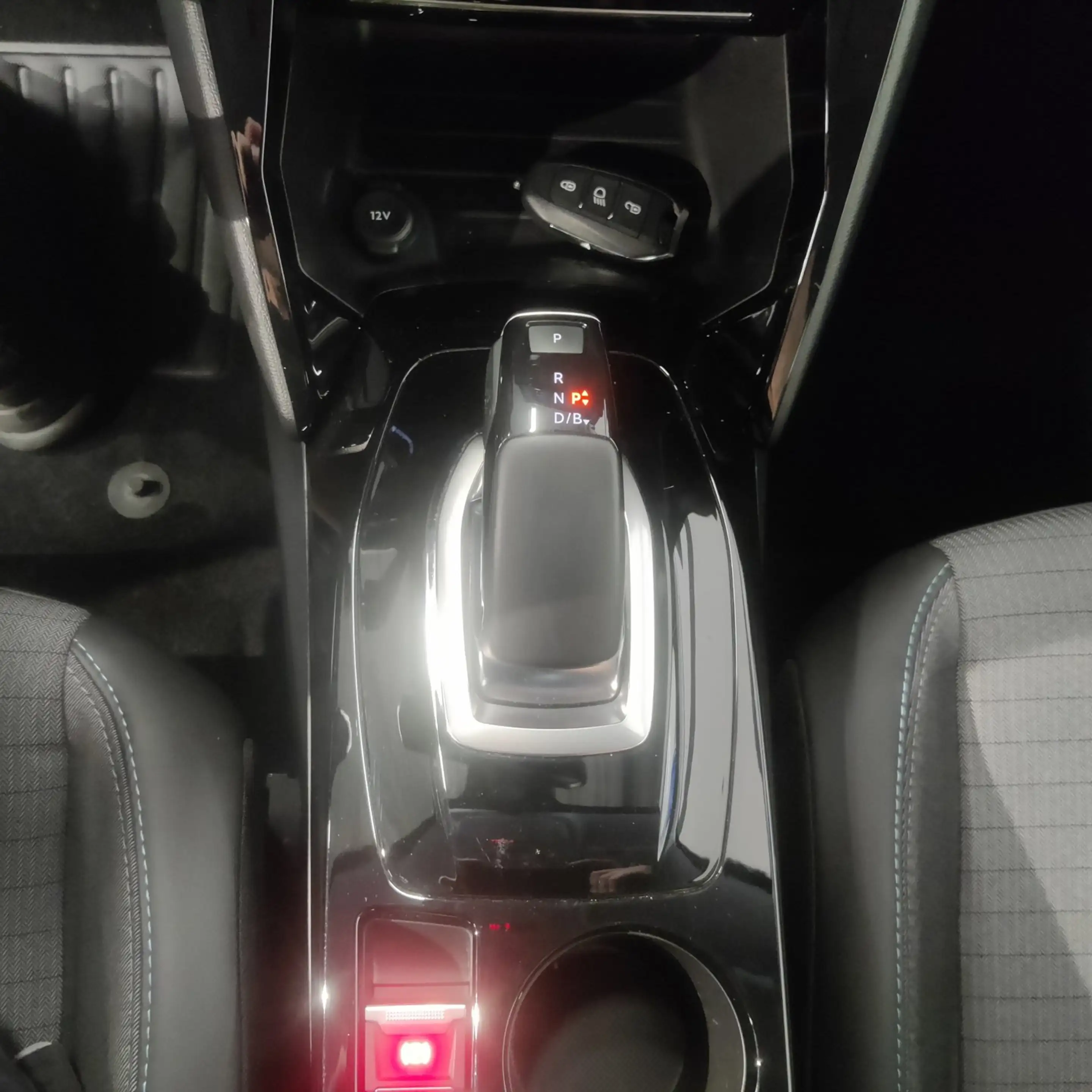 Peugeot e-208 EV Allure 50 kWh — photo 8