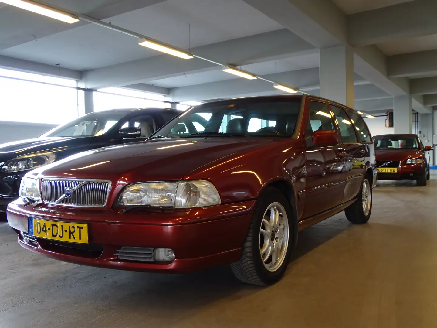Volvo V70 2.4 Europa | Ruimtewonder | Achterbankverwarming Rood - 1