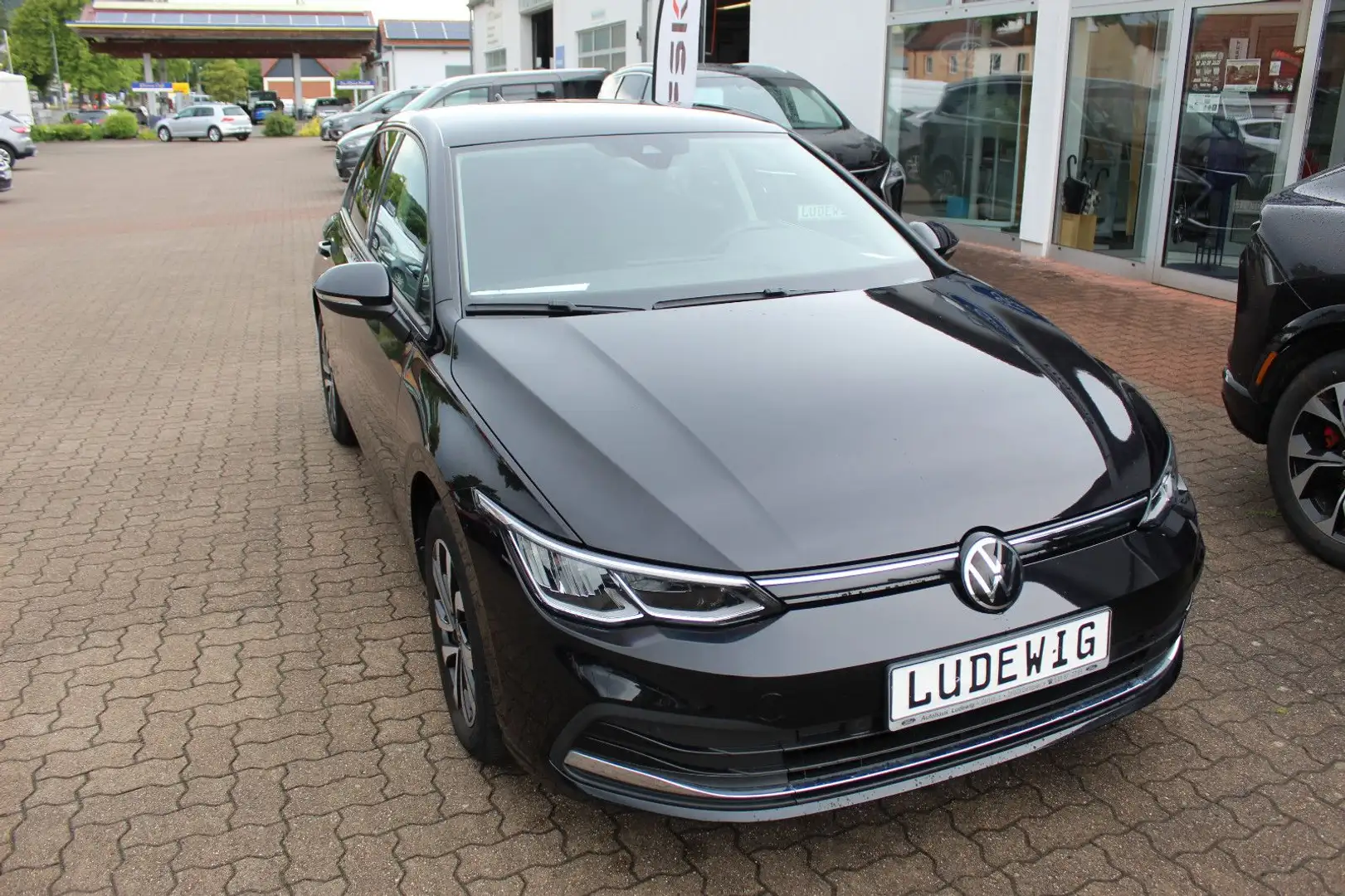 Volkswagen Golf VIII Lim. Active Zwart - 2