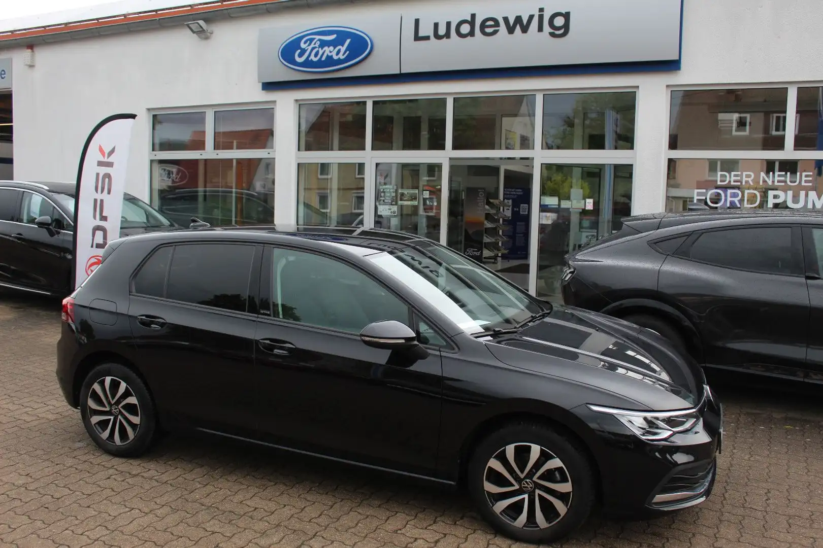 Volkswagen Golf VIII Lim. Active Zwart - 1
