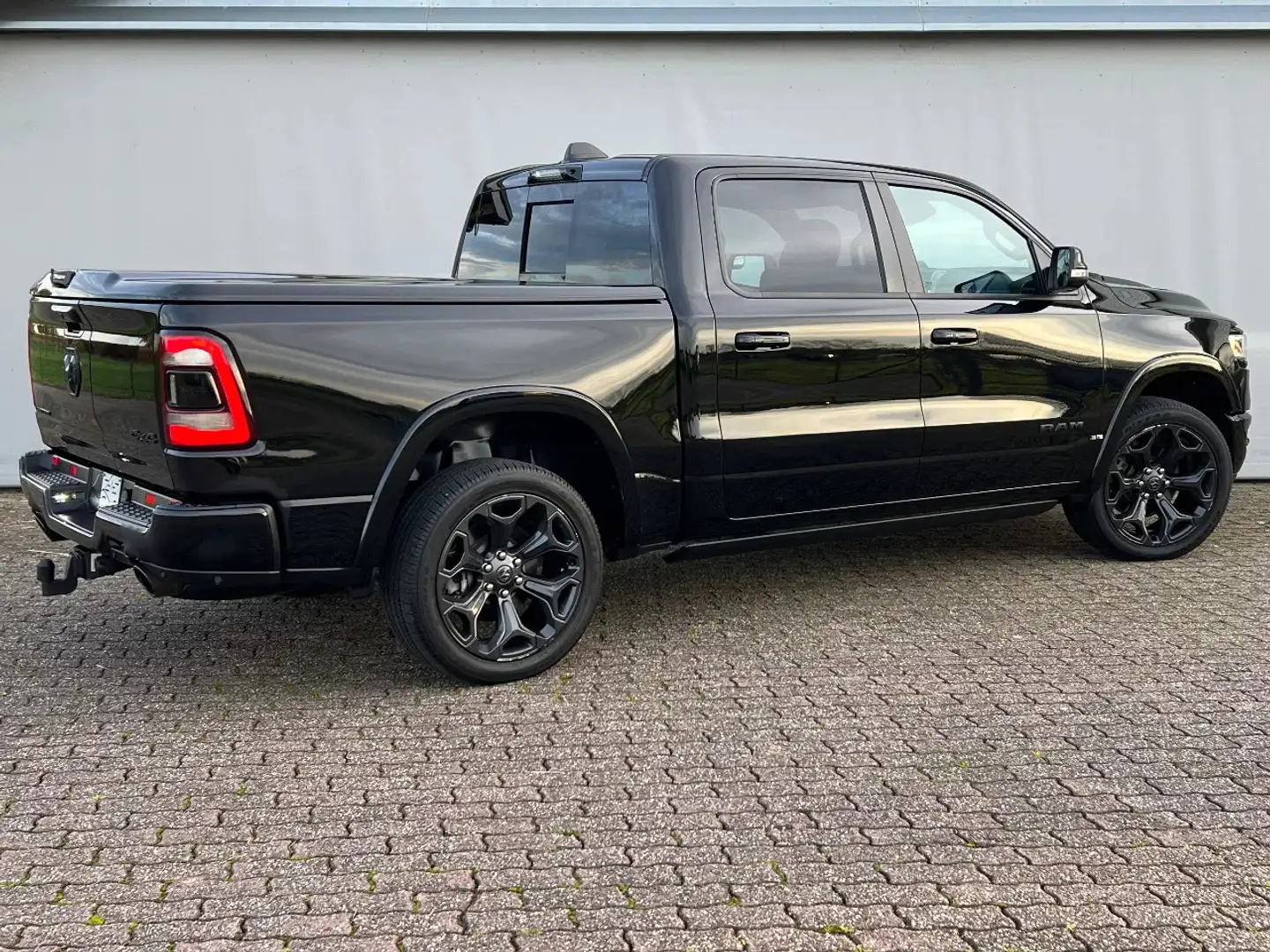 Dodge RAM 5.7 HEMI V8 Night Edition | LIMITED | Luchtvering Zwart - 2
