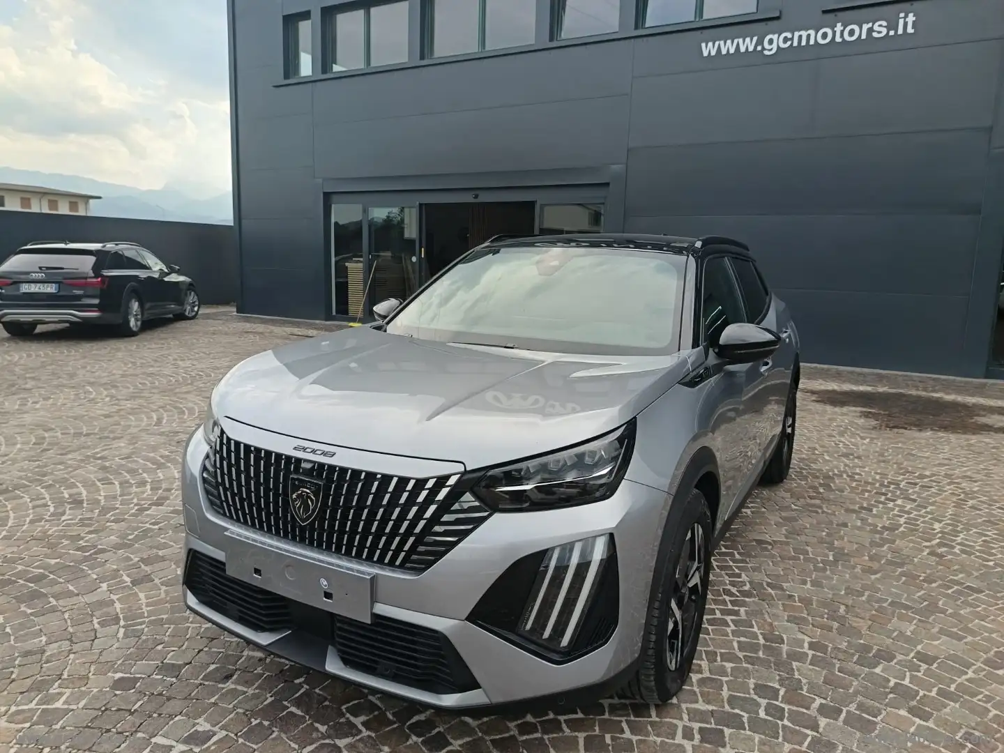 Peugeot 2008 Hybrid 136 e-DCS6 GT Gris - 1