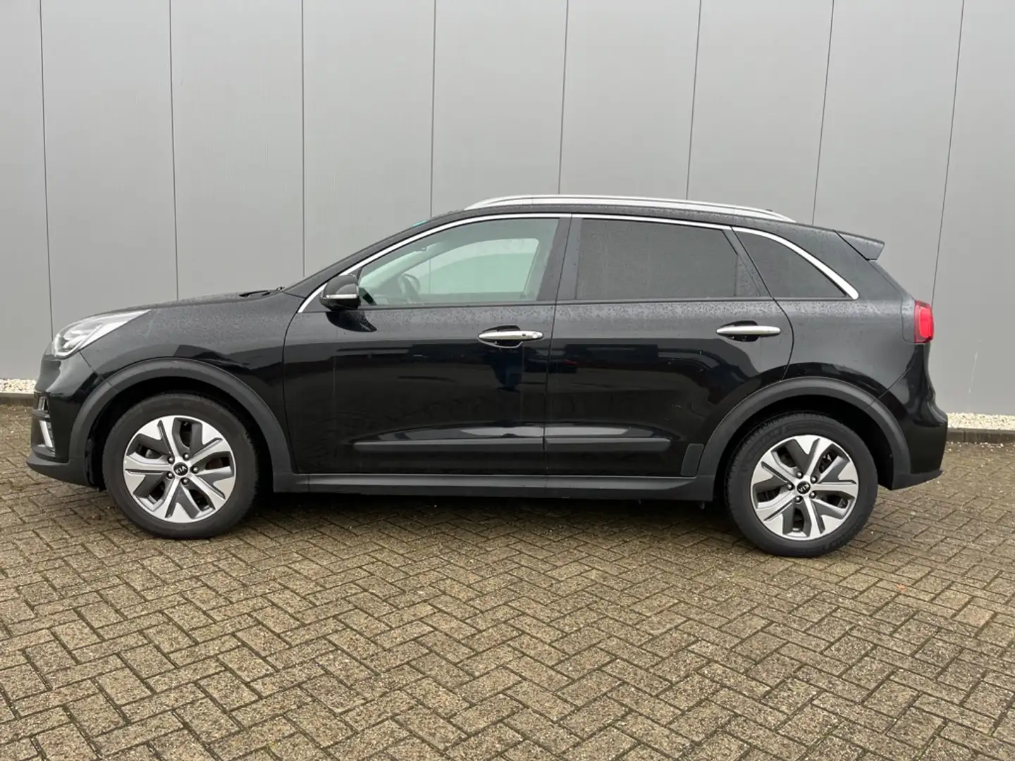 Kia e-Niro ExecutiveLine 64 kWh/ 12900 netto Zwart - 2