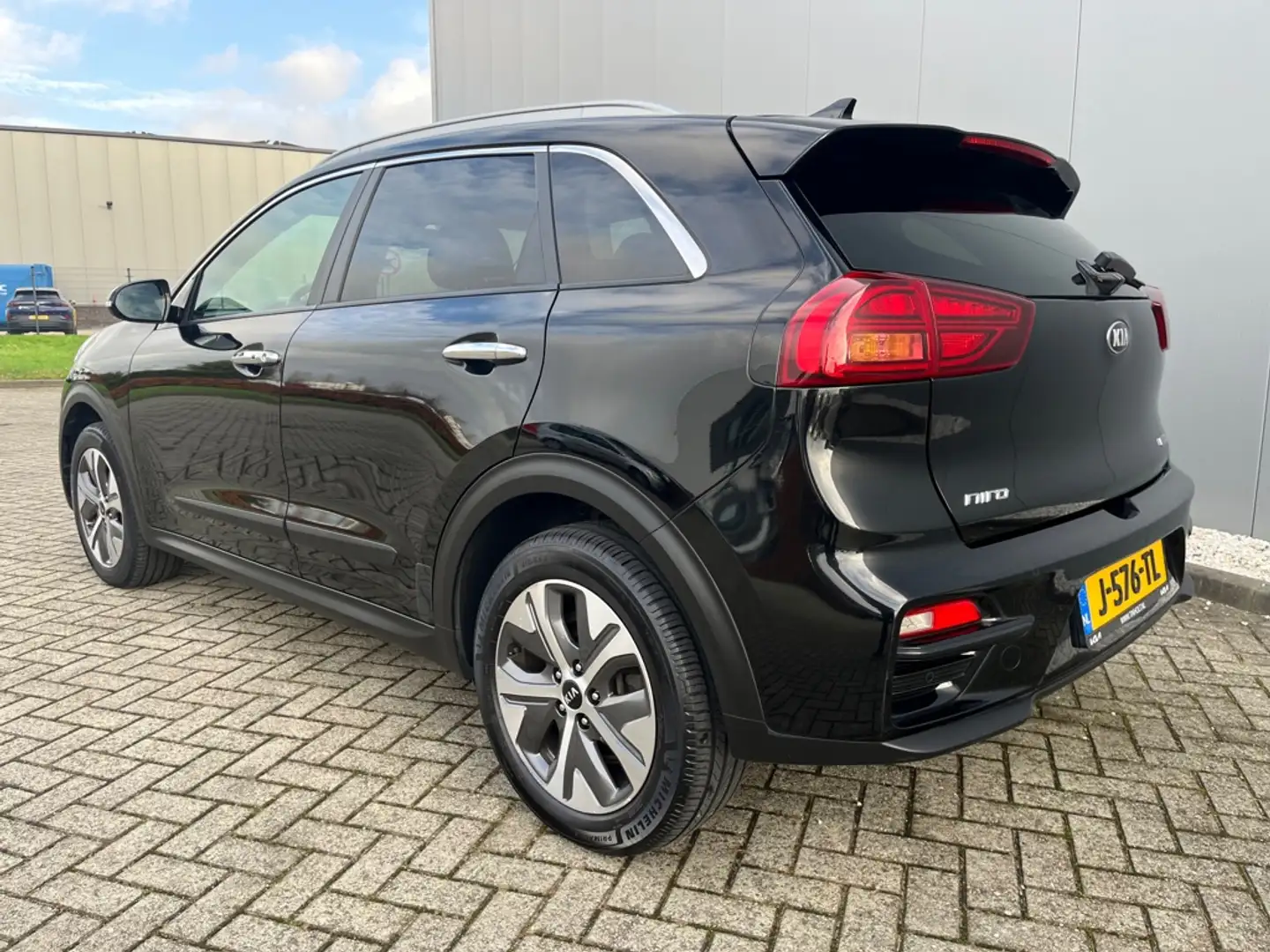 Kia e-Niro ExecutiveLine 64 kWh/ 12.314 netto Noir - 2
