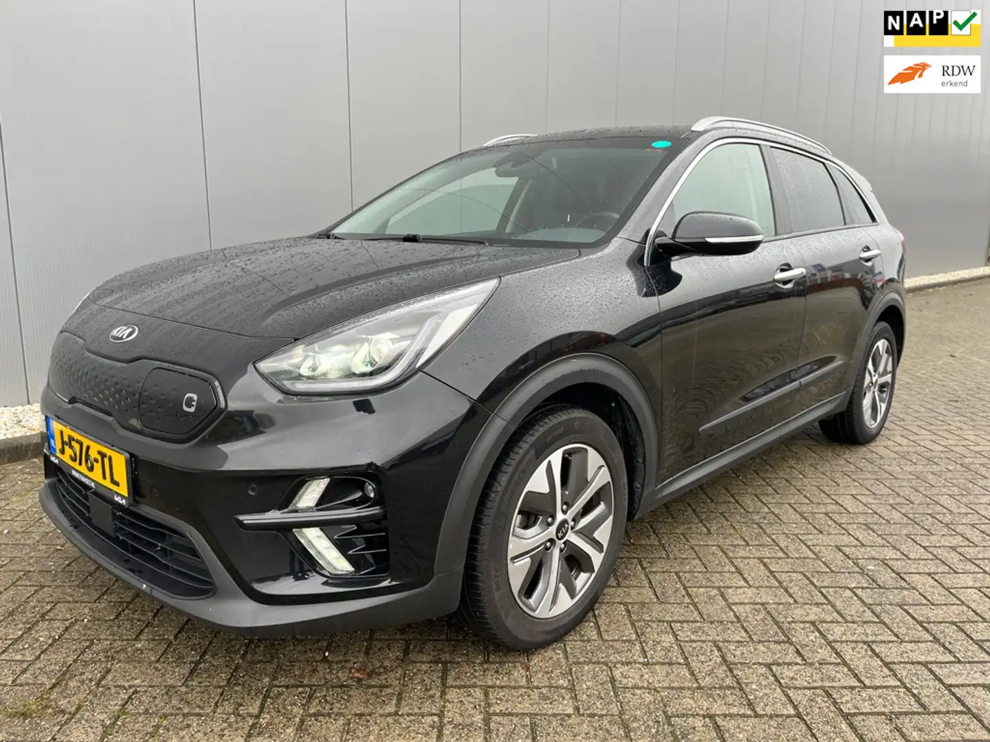 Kia e-Niro ExecutiveLine 64 kWh/ 12900 netto Zwart - 1