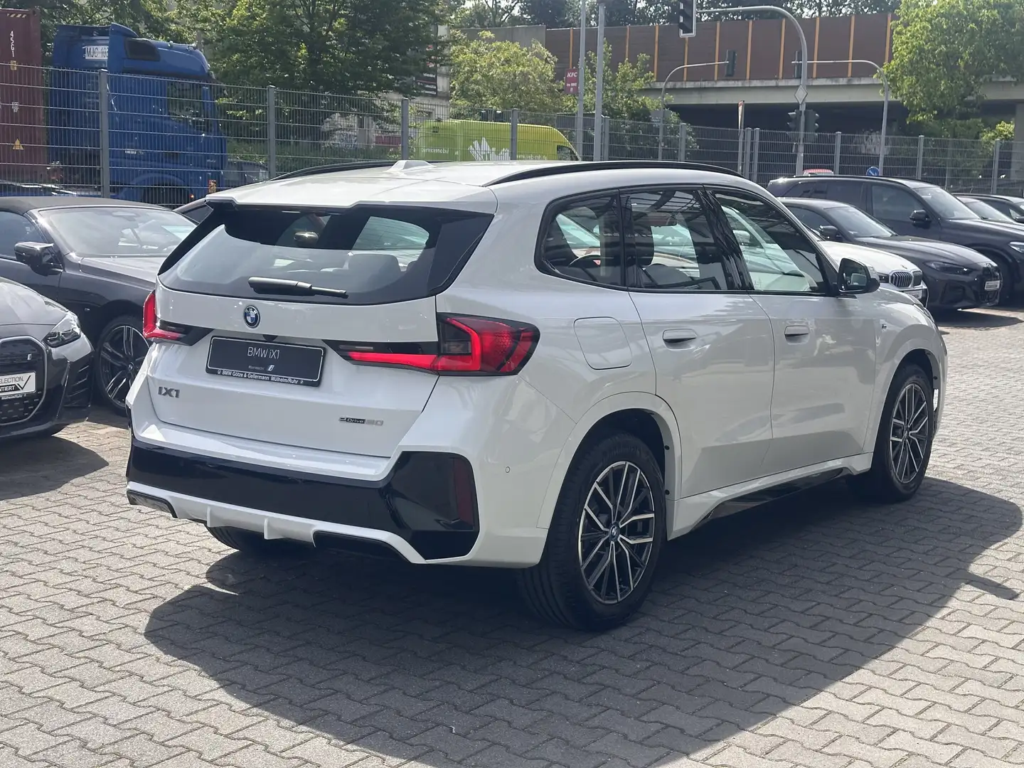 BMW iX1 eDrive20 M Sport /DrivingAssistant Adapt.LED Weiß - 2