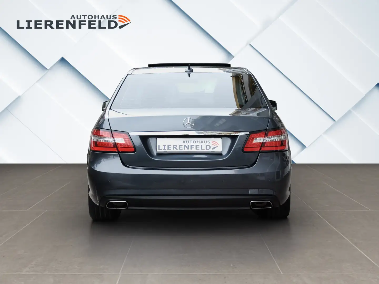 Mercedes-Benz E 300 BlueTec Hybrid AMG Line Gris - 2