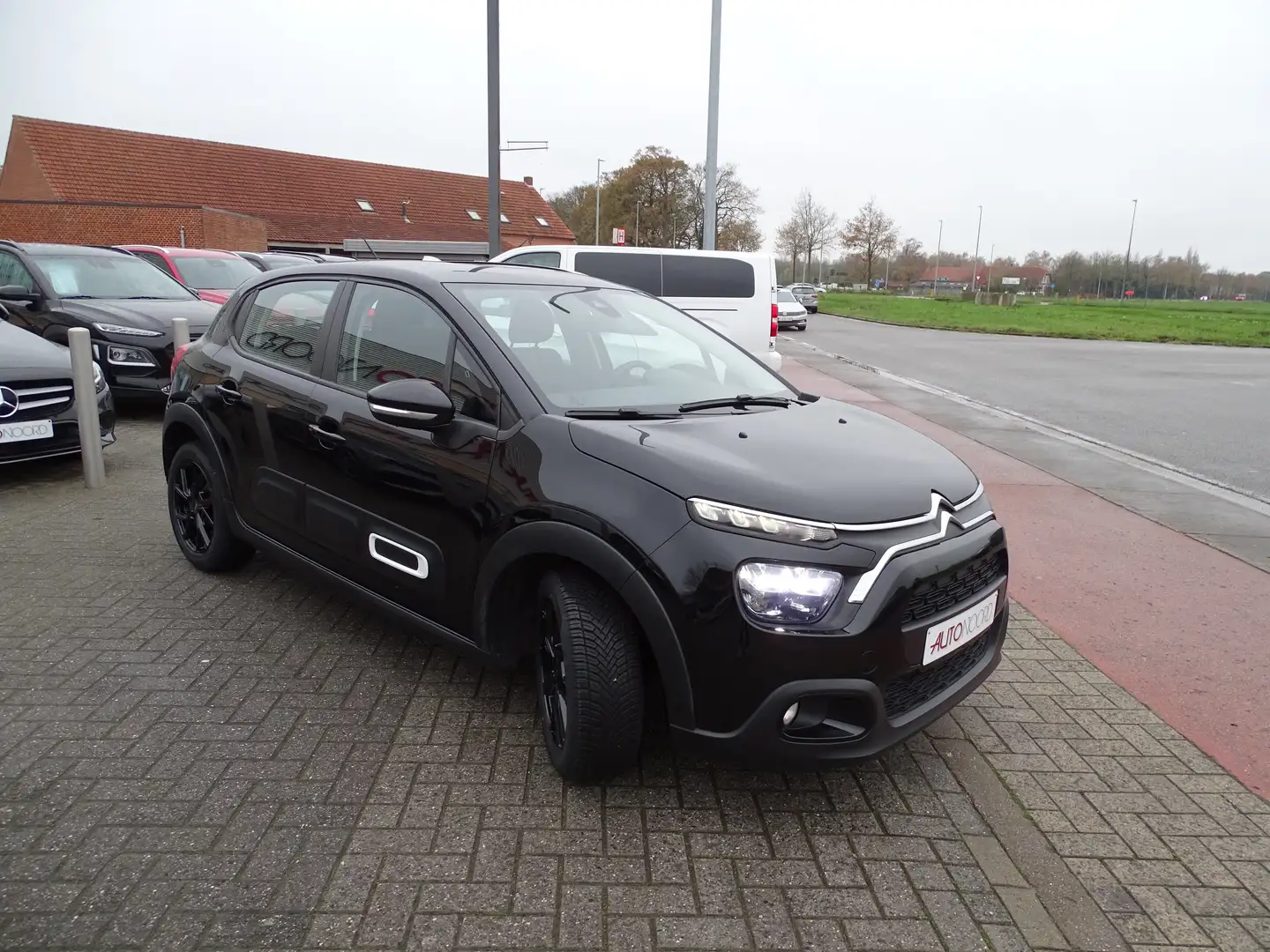 Citroen C3 C3 1.2 Pure Tech SHINE Zwart - 2