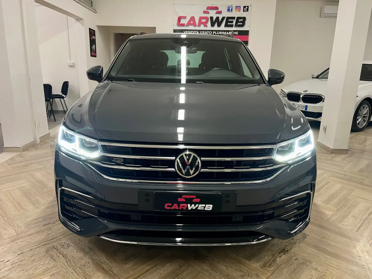 Volkswagen Tiguan II 2021 2.0 tdi R-Line 4motion 150cv dsg Grigio - 2
