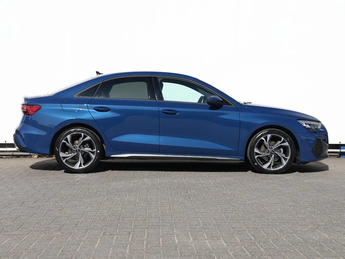 Audi A3 Limousine 30 TFSI S edition 115pk | Camera | Stoel Blauw - 2