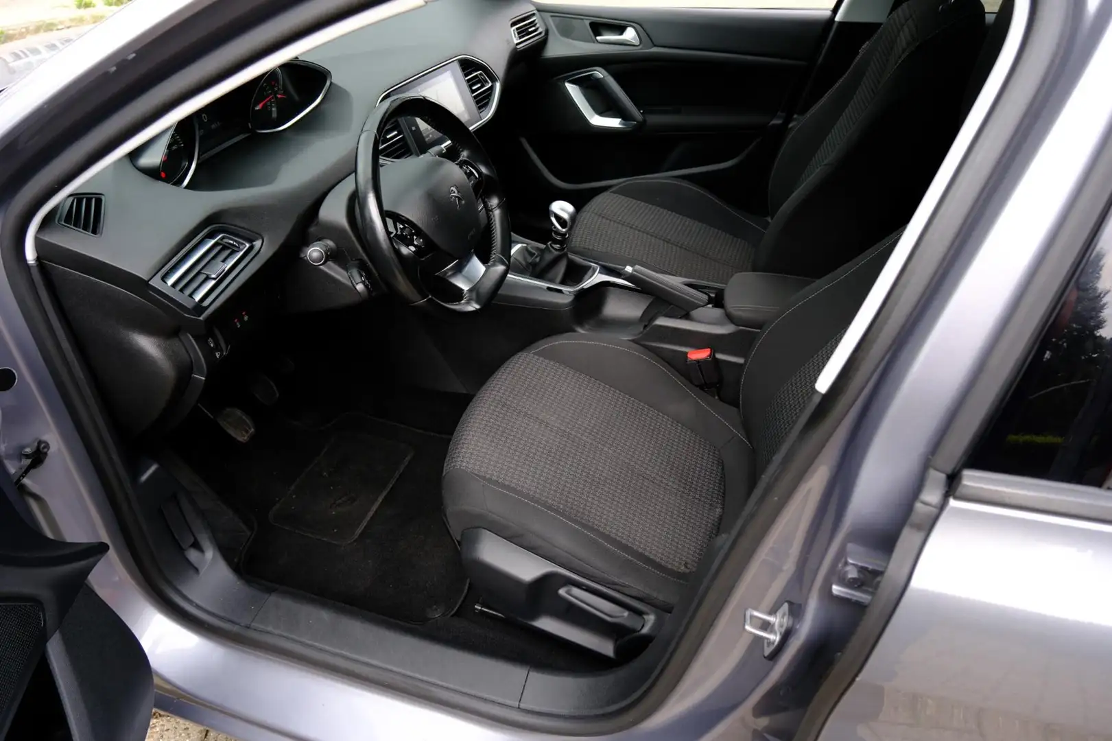 Peugeot 308 SW 1.6 BlueHDI Executive Pano|Navi|Clima|PDC Grijs - 2