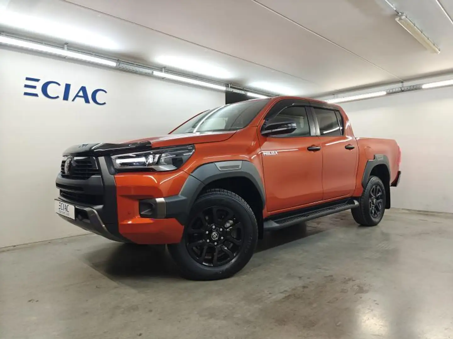 Toyota Hilux DC - 2.8 MHEV Diesel - Invincible - Naranja - 1