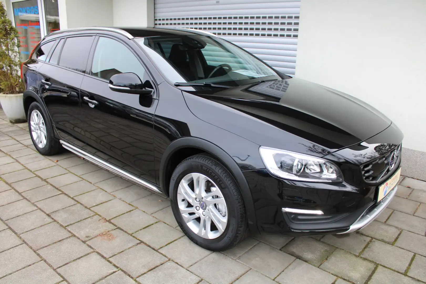 Volvo V60 Cross Country Cross Country D4 Geartronic Plus BiXenon Navigatio Schwarz - 1