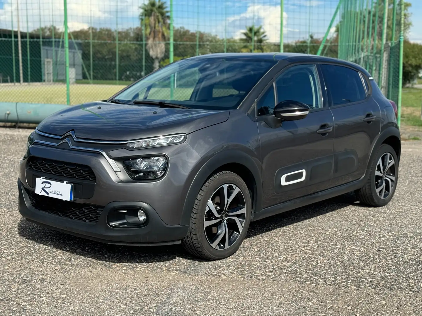 Citroen C3 1.2 puretech Shine Grau - 1