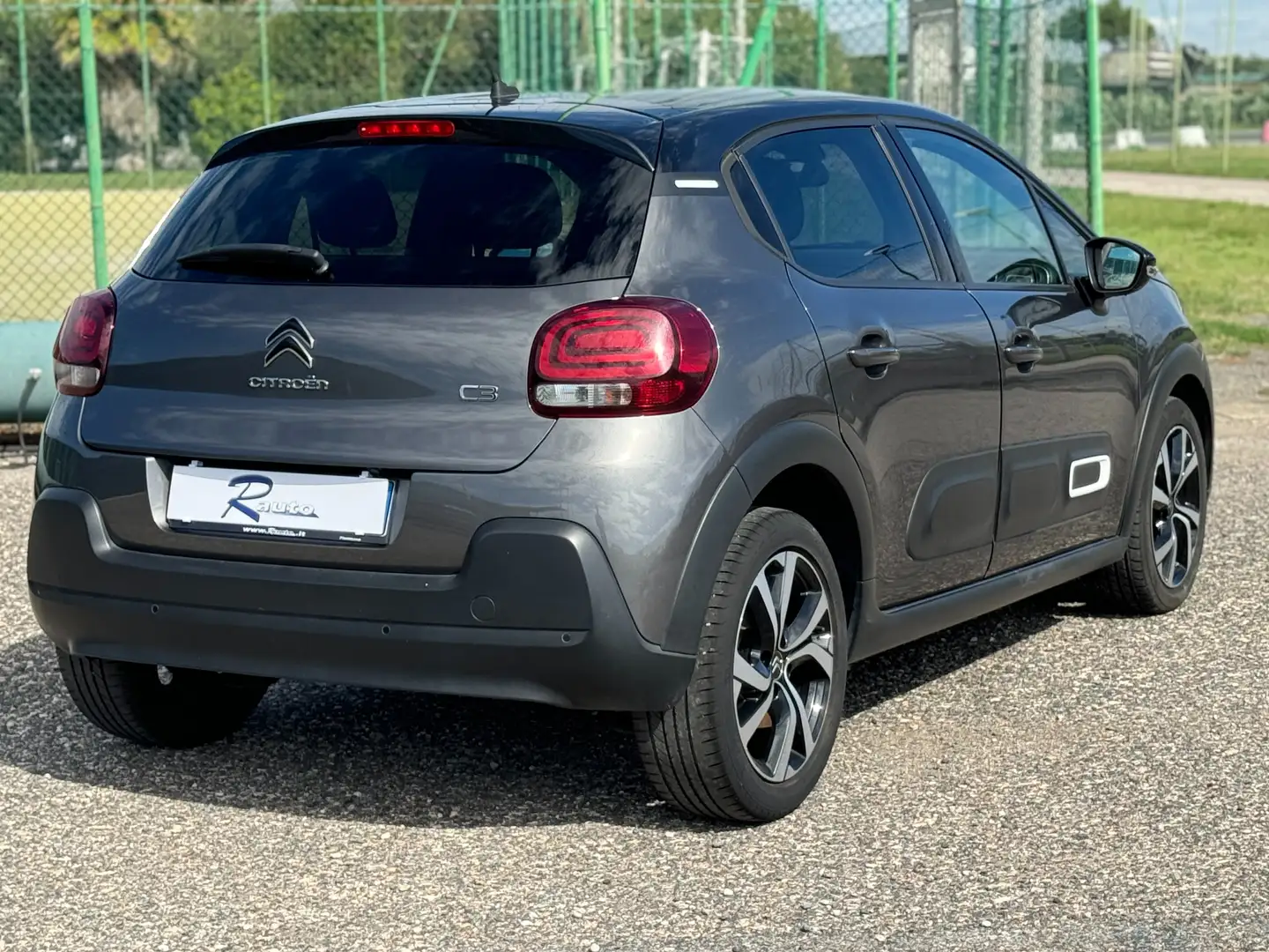 Citroen C3 1.2 puretech Shine Grau - 2