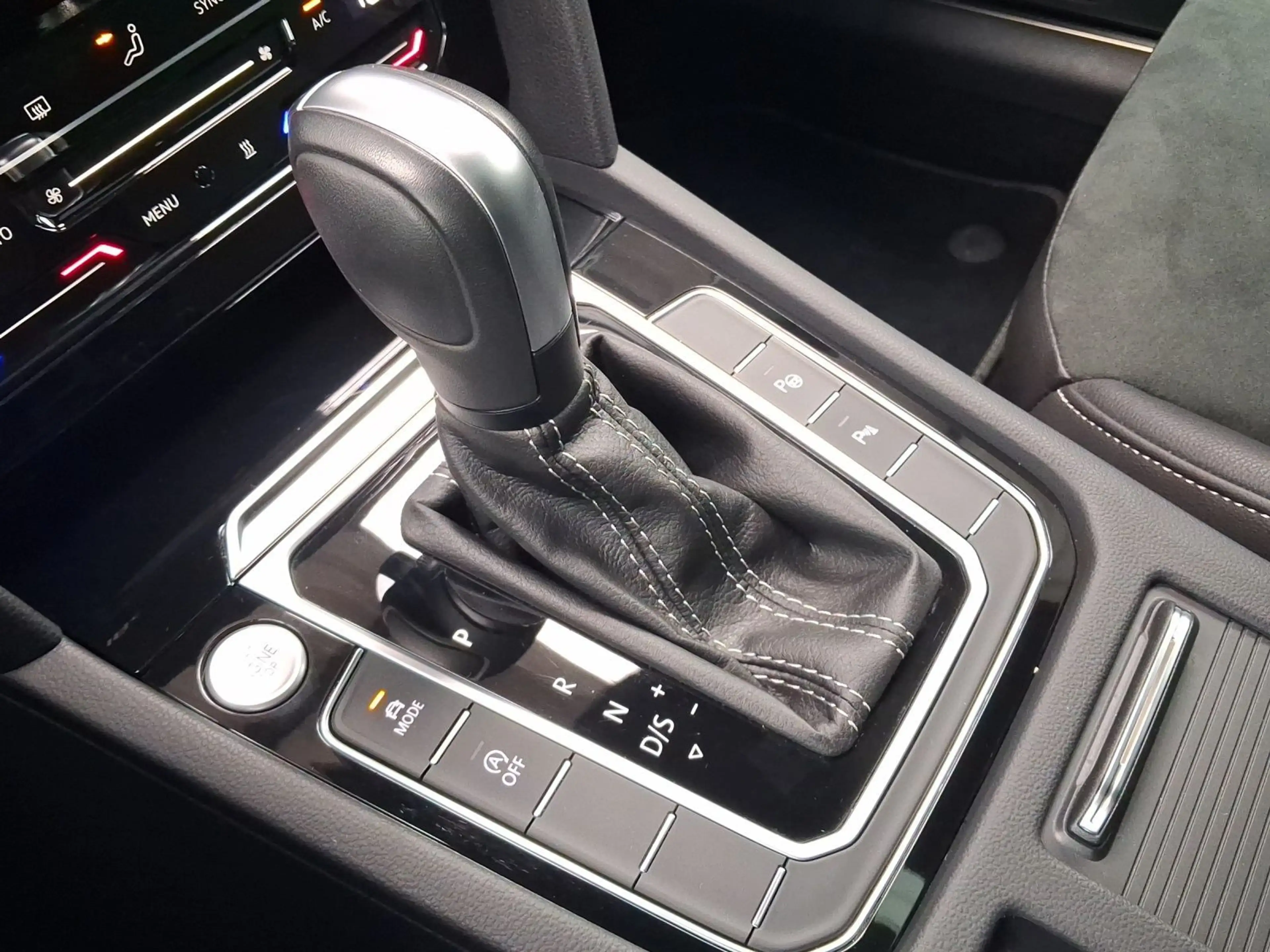 Volkswagen Arteon 2.0 TDI DSG R-LINE LM20 PA — photo 11