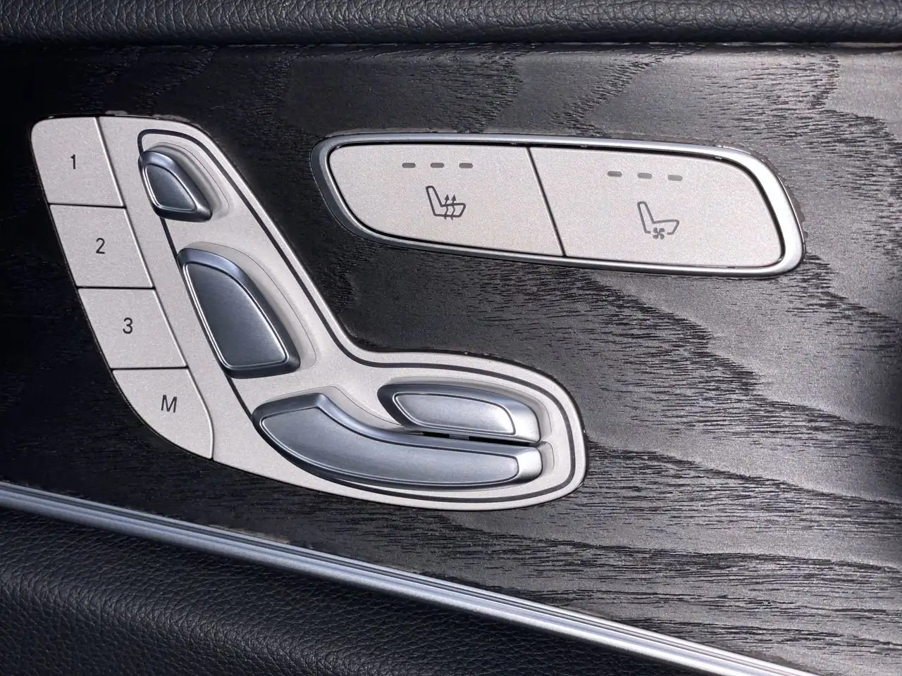Mercedes-Benz E-Class снимка Mercedes-Benz E-Class