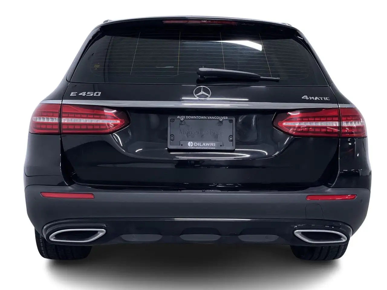 Mercedes-Benz E-Class снимка Mercedes-Benz E-Class