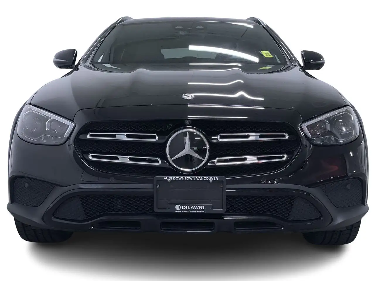 Mercedes-Benz E-Class снимка Mercedes-Benz E-Class