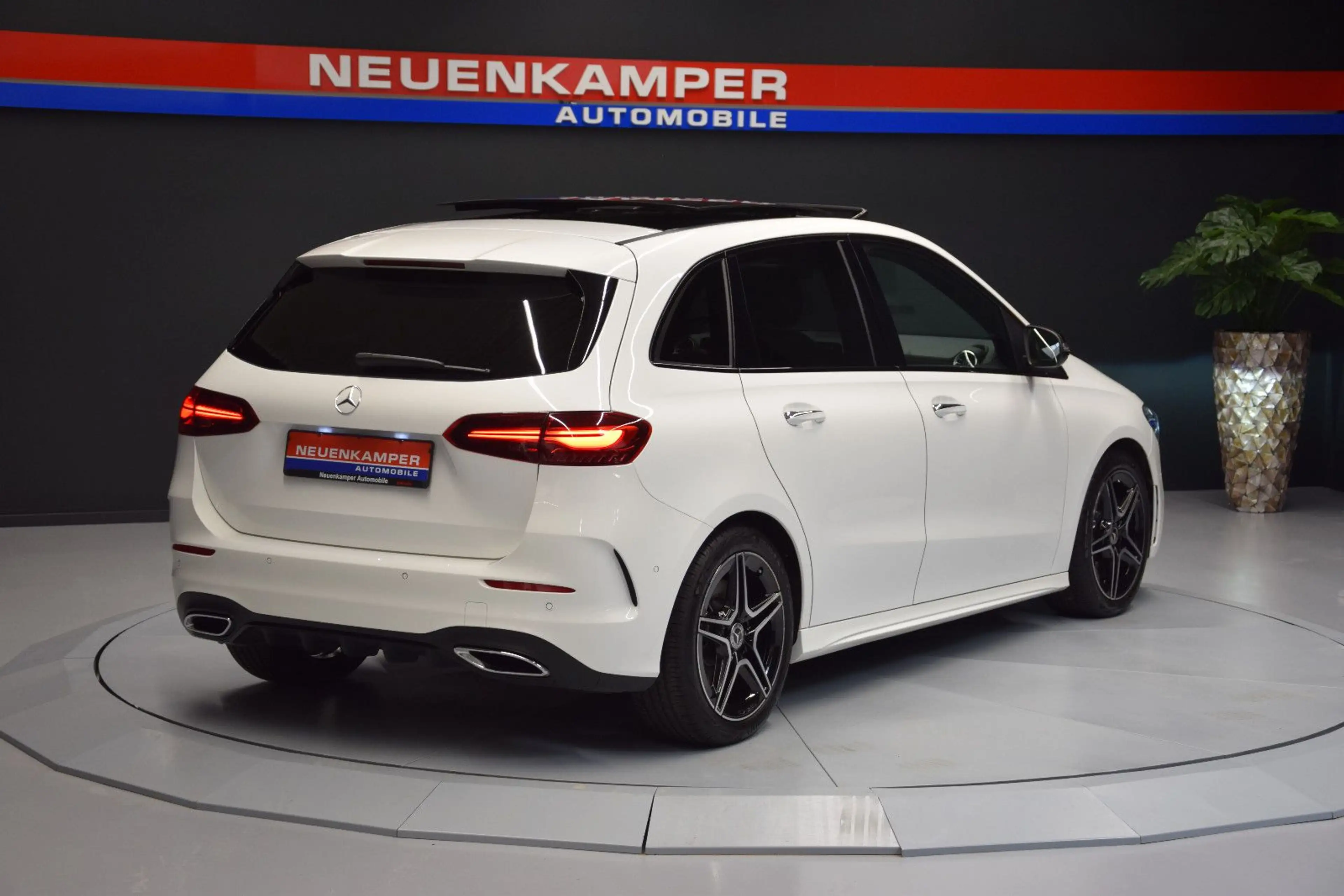 Mercedes-Benz B 250 4Matic AMG Pano 360° Night ACC MBUX Ambi — photo 7