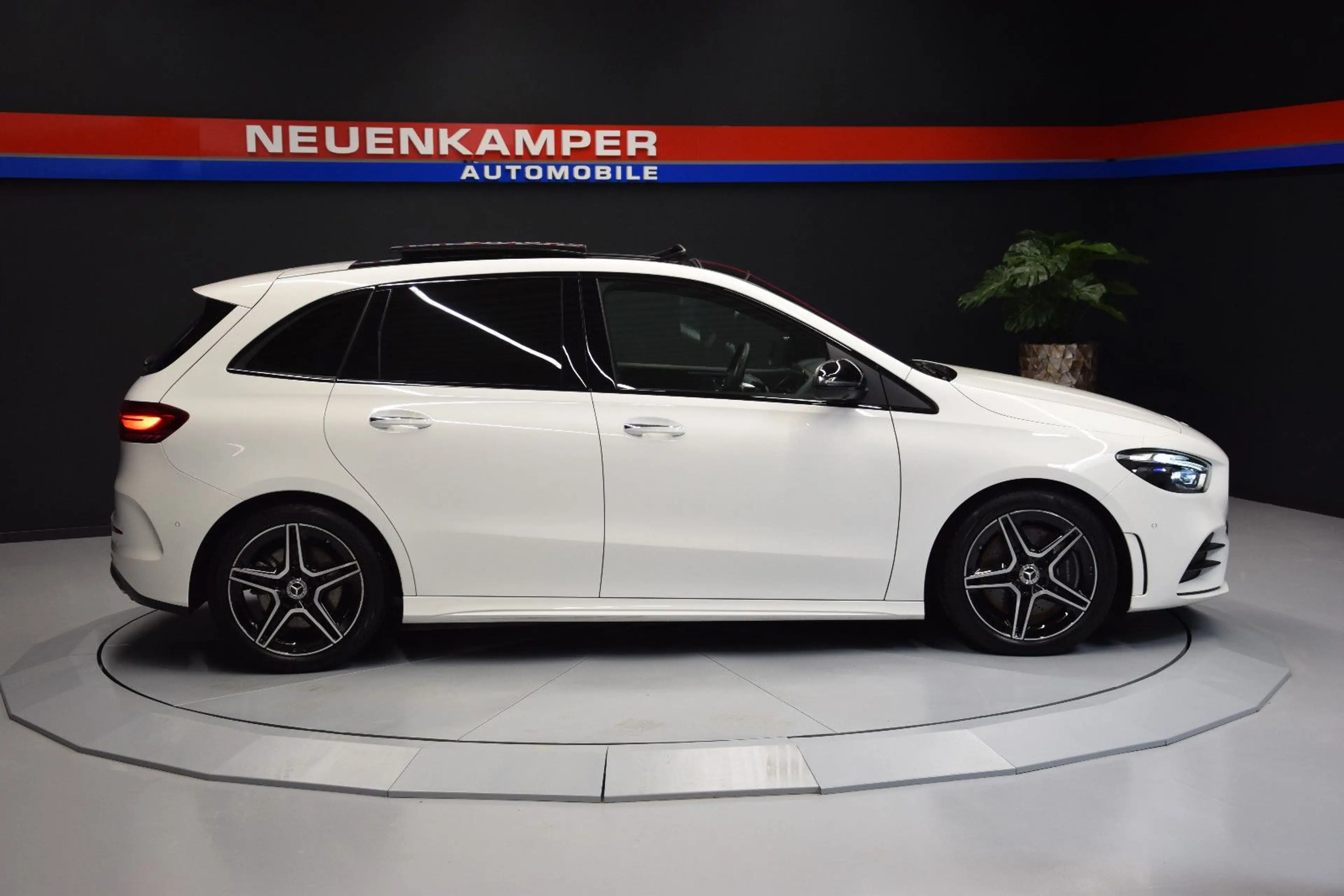 Mercedes-Benz B 250 4Matic AMG Pano 360° Night ACC MBUX Ambi — photo 8