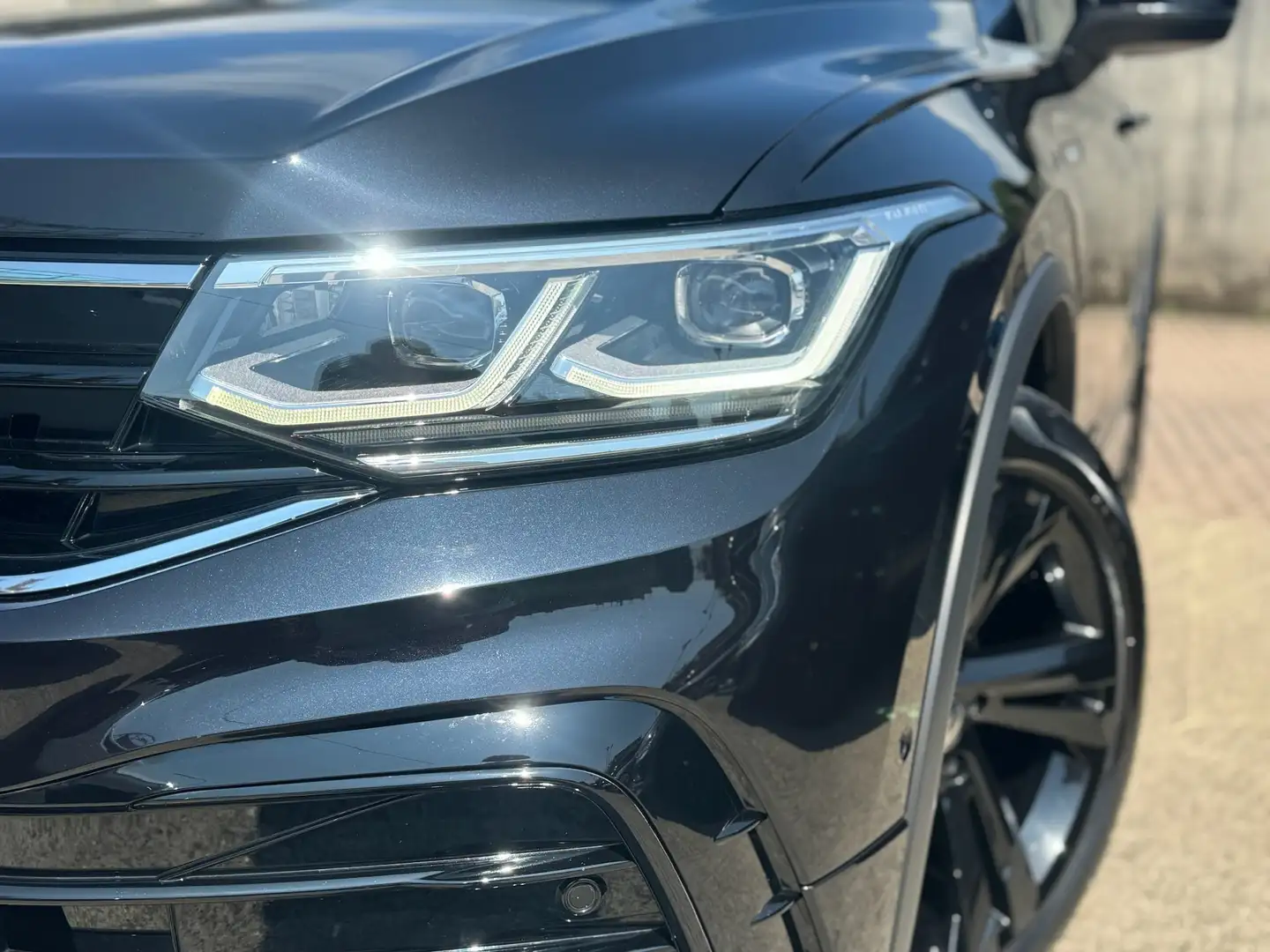 Volkswagen Tiguan Tiguan II 2021 2.0 tdi R-Line 150cv dsg Negro - 2