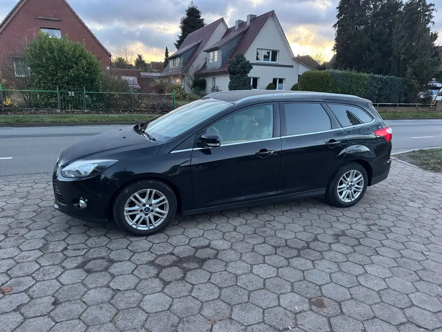 Ford Focus Titanium *optisch top+Leder+Navi+Kamera Noir - 1