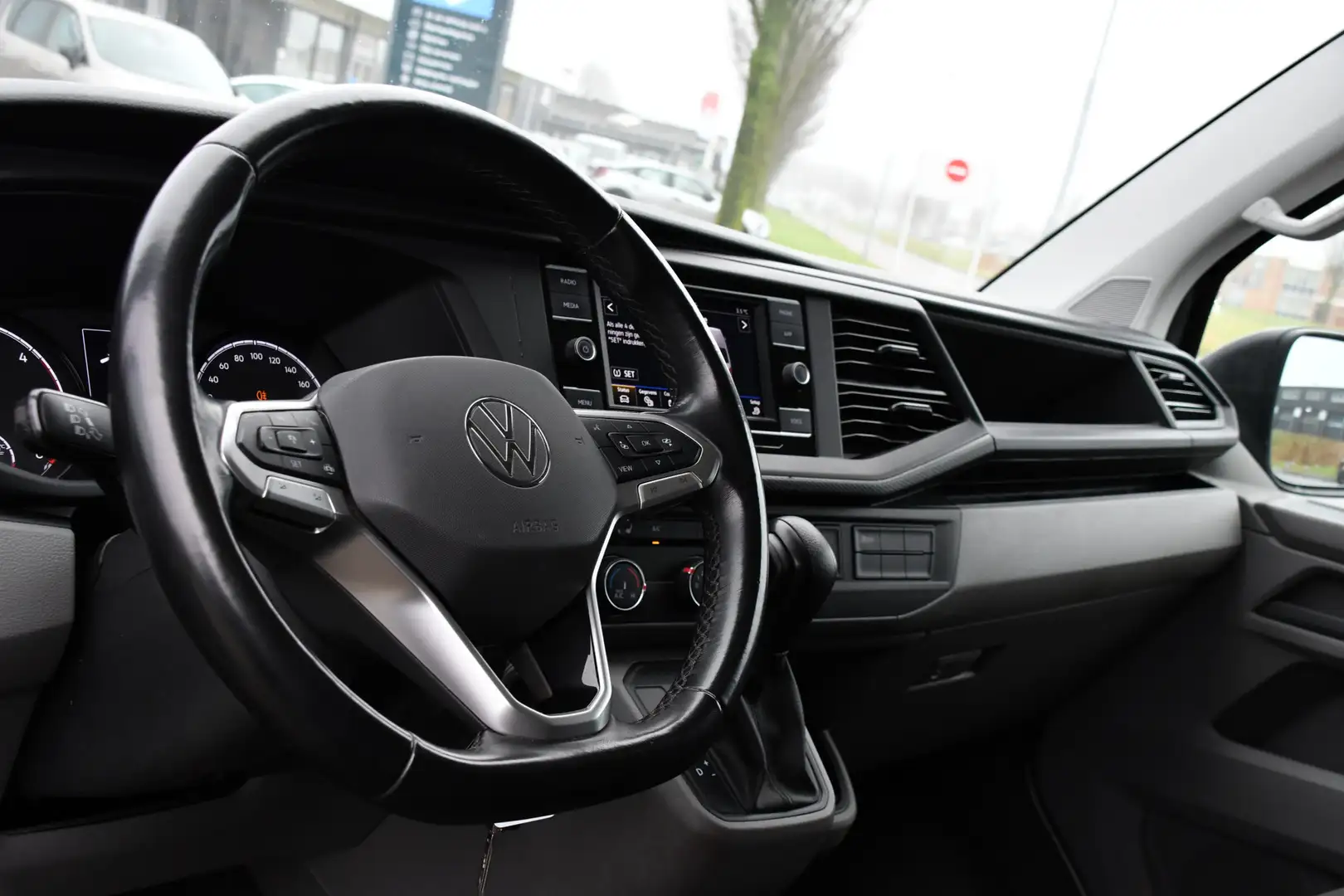 Volkswagen Transporter 2.0 TDI L2H1 30 Highline PB Edition Cruise, Camera Grijs - 2