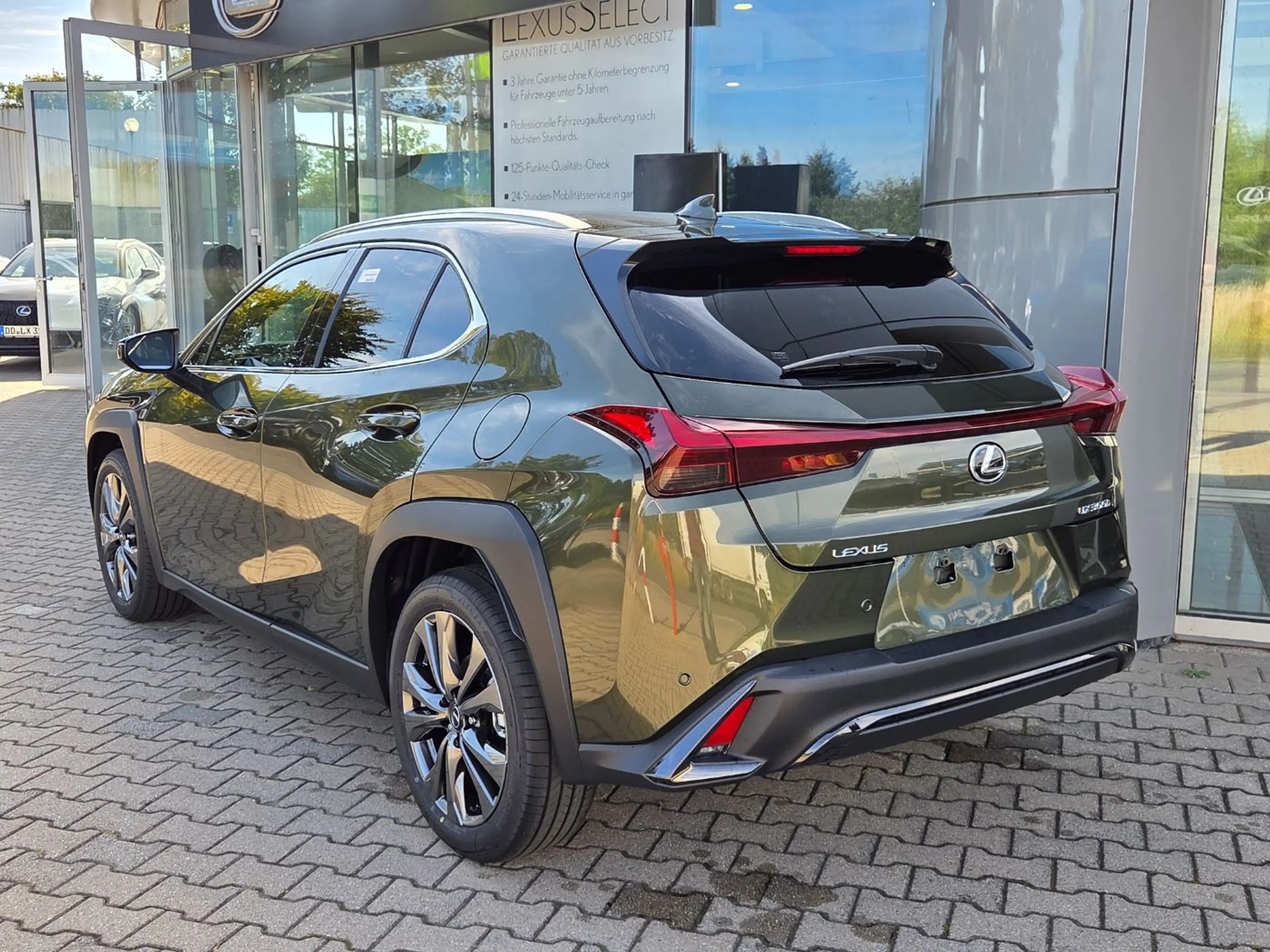 Lexus UX 300h UX 300 H F Sport Design ACC+LED+Navi+SHZ+LM — photo 4