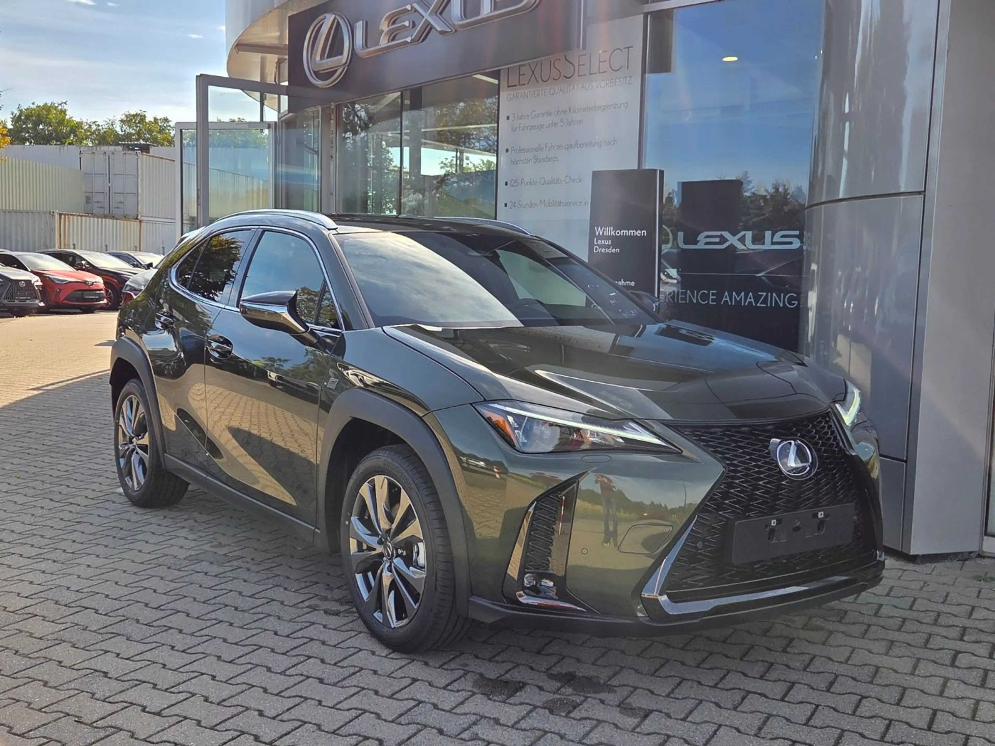 Lexus UX 300h UX 300 H F Sport Design ACC+LED+Navi+SHZ+LM — photo 2