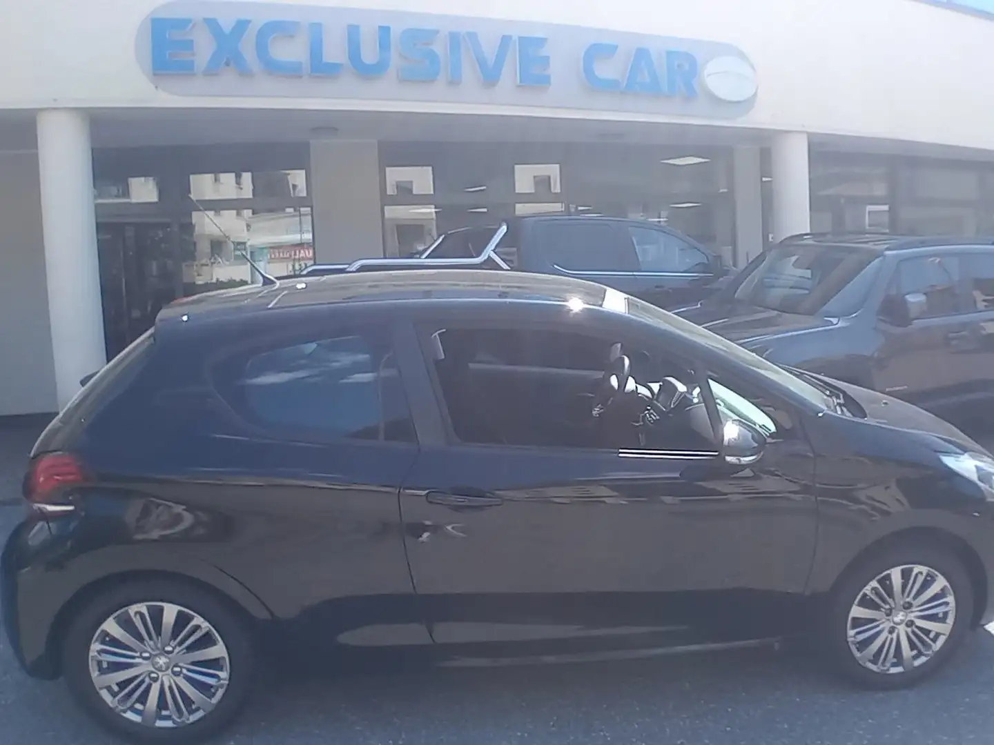 Peugeot 208 208 I 2015 3p 1.6 bluehdi Active 75cv Zwart - 1