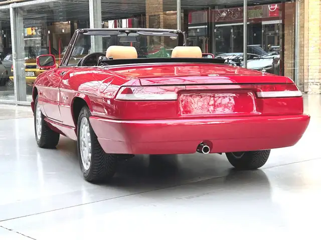 Alfa Romeo Spider view 10