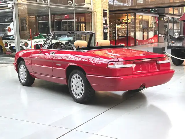 Alfa Romeo Spider view 11